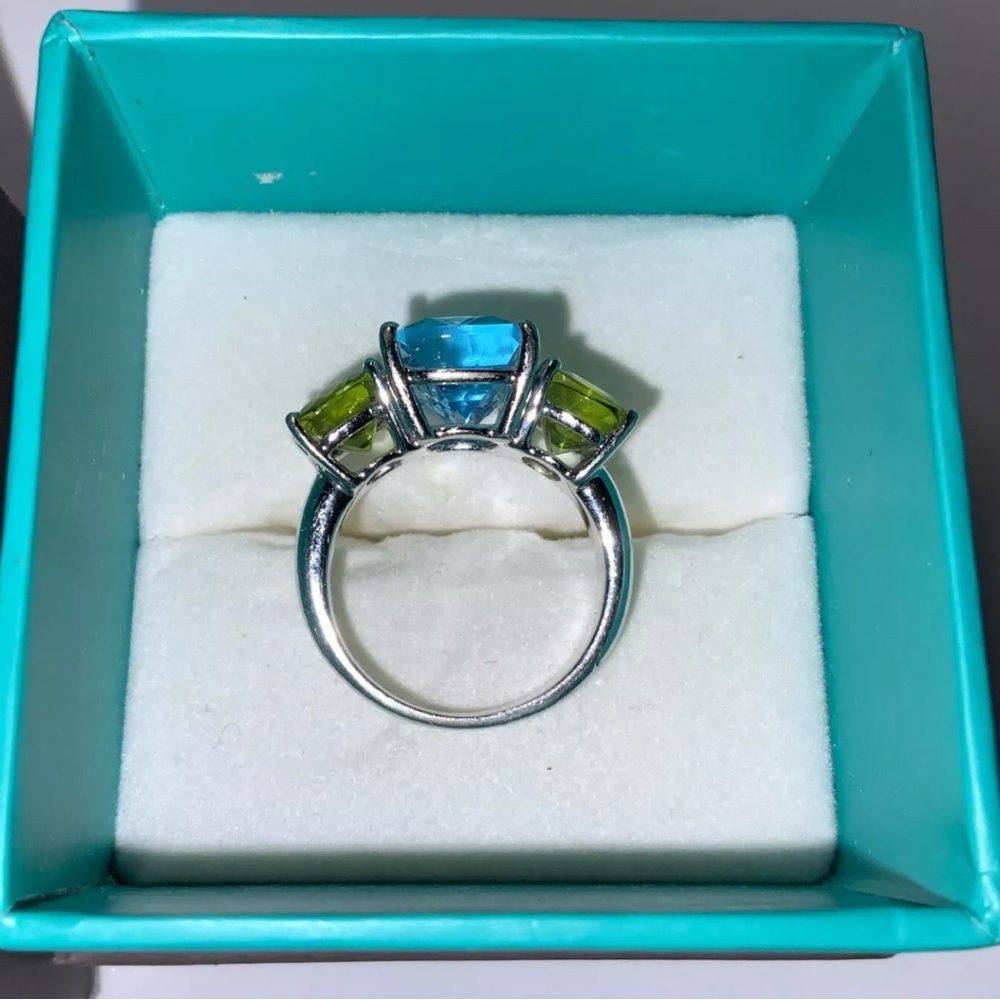 ๐ฉต๐๐ฉต EFFY 3 Stone White Gold 18K Blue
Topaz & Peridot Ring Size 6.5 - Picture 3 of 6
